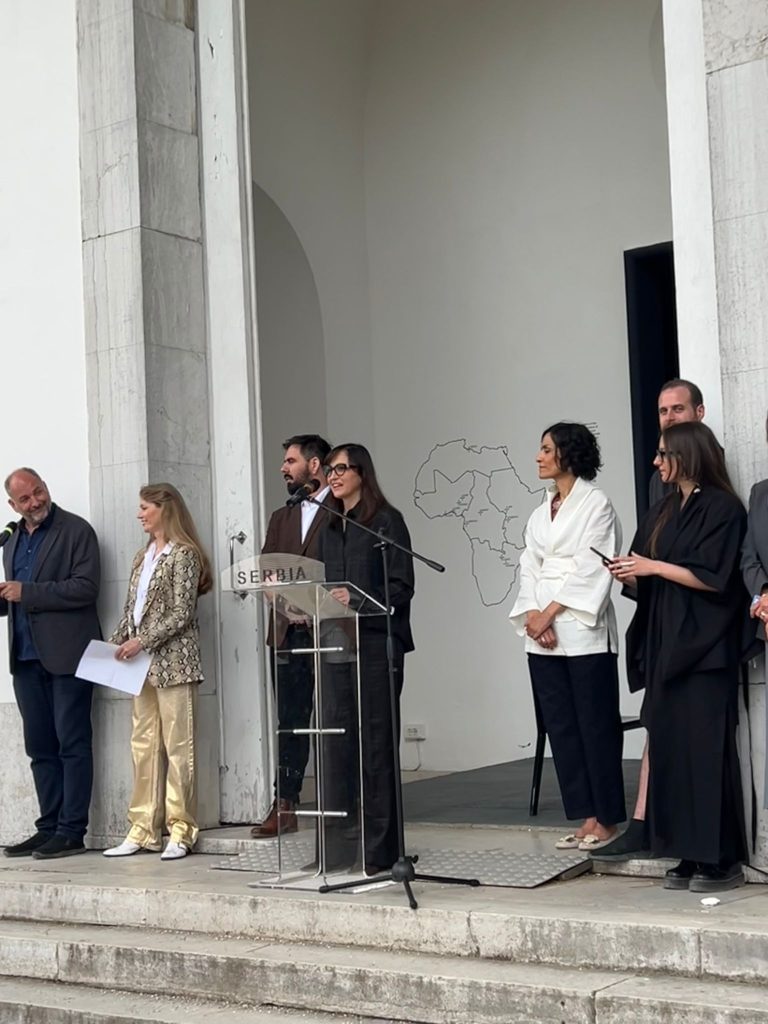 U refleksijama foto 1